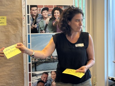 Foto einer Teilnehmerin an der Pinnwand.
