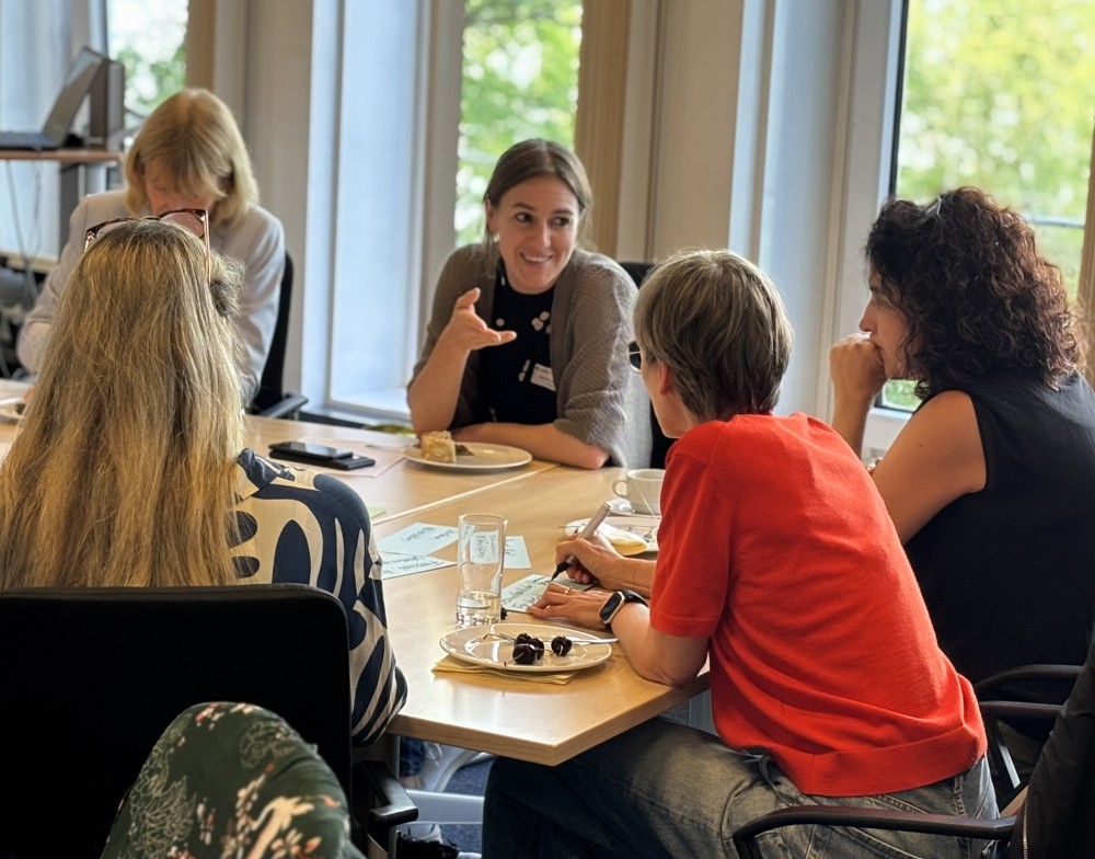 Diskussionsrunde am Tisch.