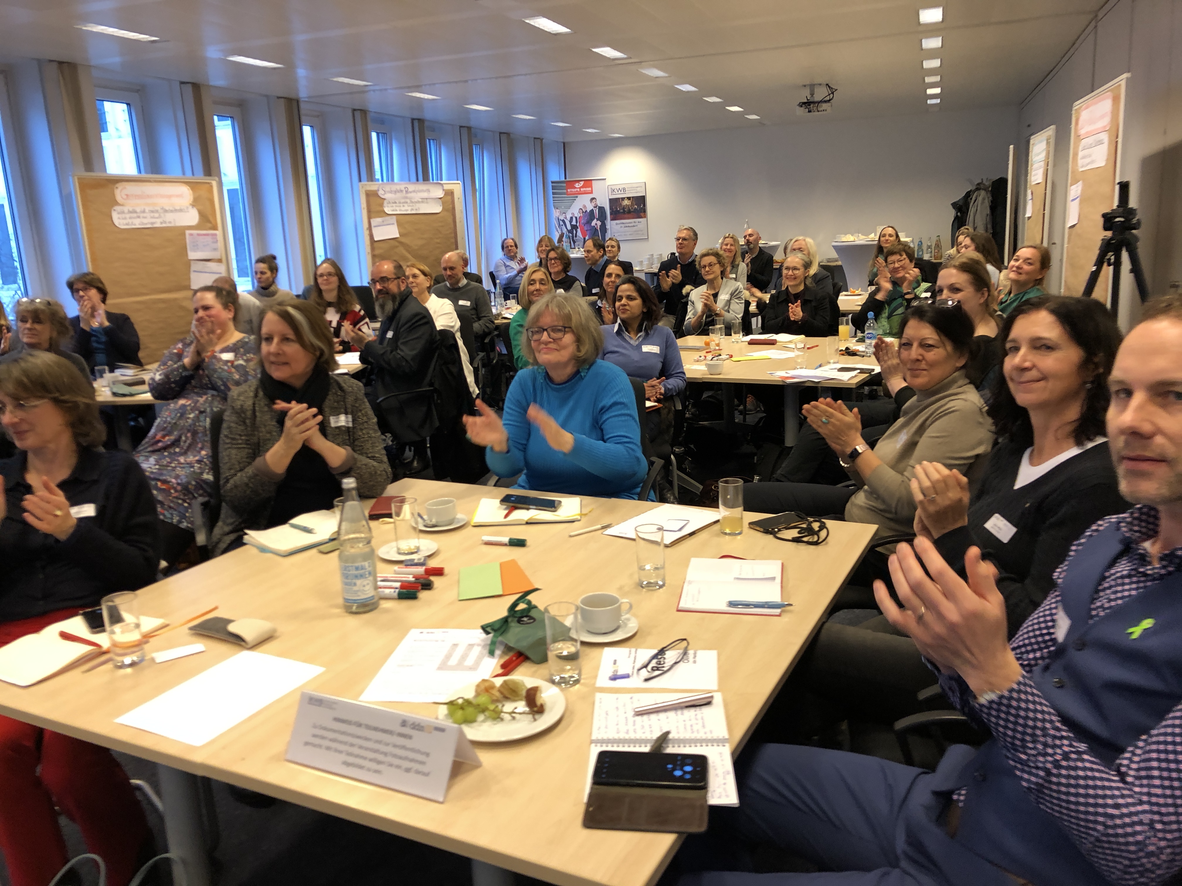 Lachende Gesichter und rauchende K&ouml;pfe bei der Demographie Werkstatt 2025